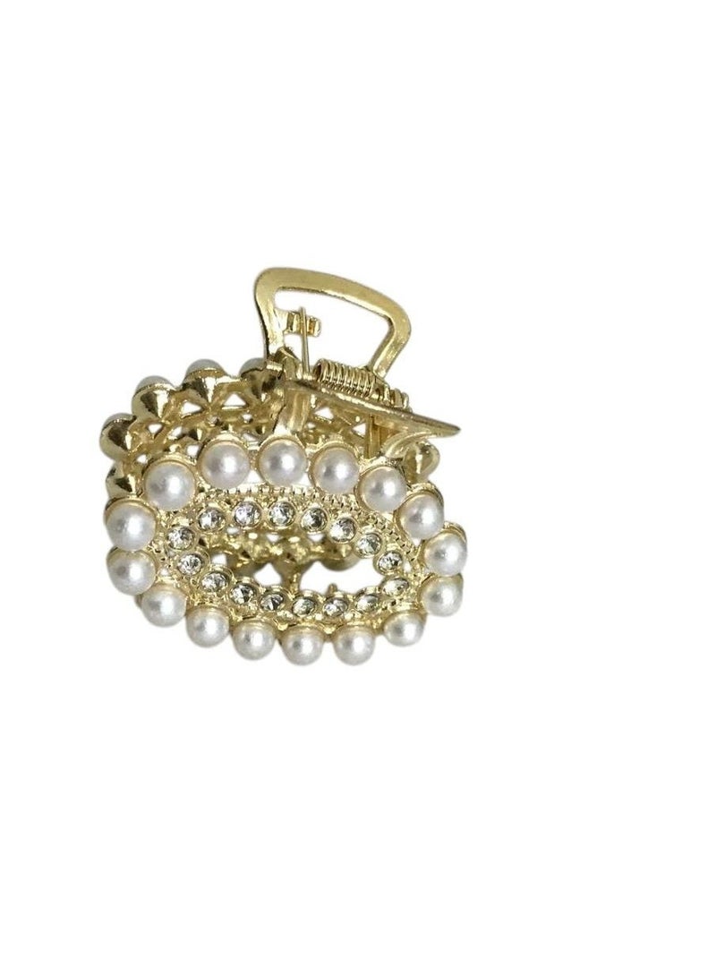 توكة مشبك شعر صغيرة باللون الذهبي مزينة باللؤلؤ والاستراس، تصميم أنيق وناعم، مناسبة للمناسبات والإطلالات اليومية - Image 1